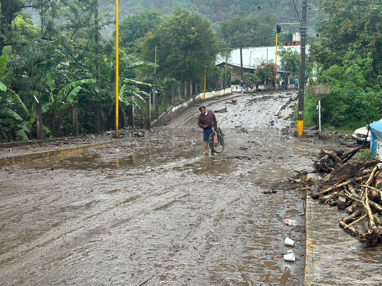 Incomunicados habitantes de Tlilapan, no hay electricidad ni transporte público