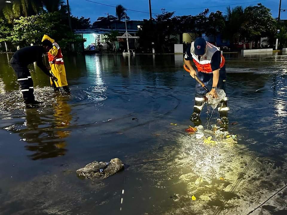 Realizan limpieza en alcantarillas y playas de Boca del Río tras precipitaciones registradas por Chris