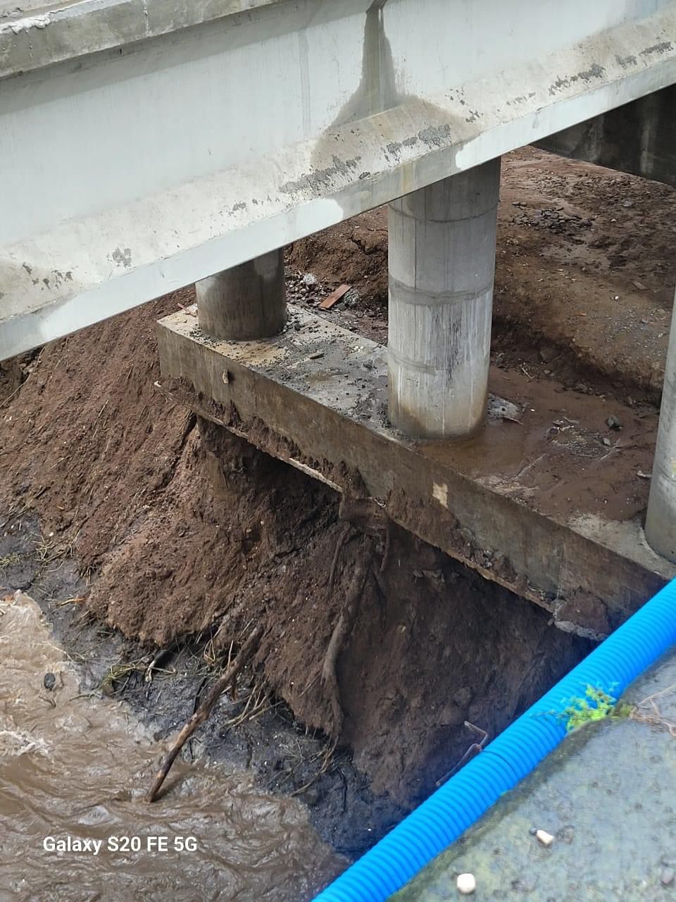 Crecida del río Sordo por las lluvias deja expuestos los cimientos del puente del diablo