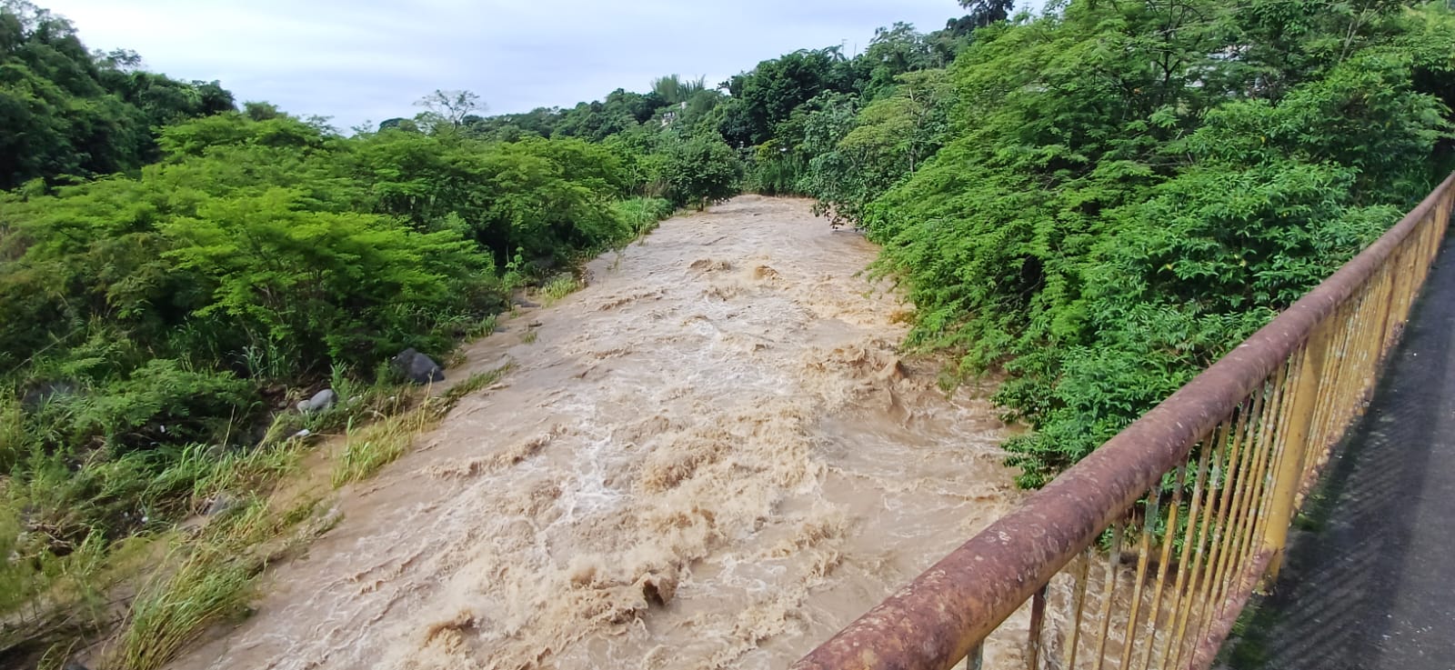 Rescatan sana y salva a persona que cayó al río Seco de Córdoba
