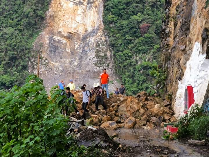 Derrumbe deja incomunicadas dos comunidades de Mixtla de Altamirano