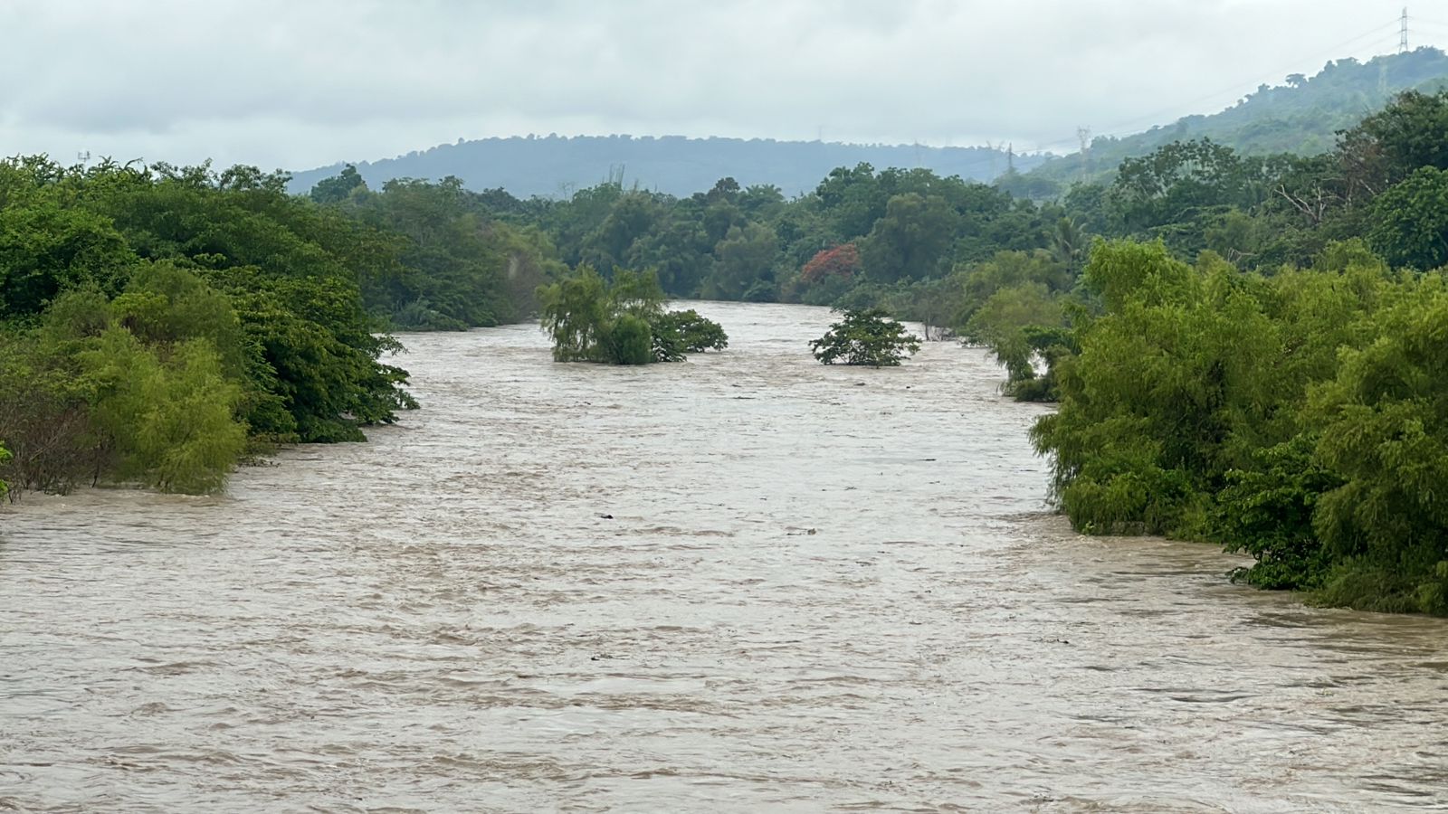 A punto de desbordarse el río Cazones