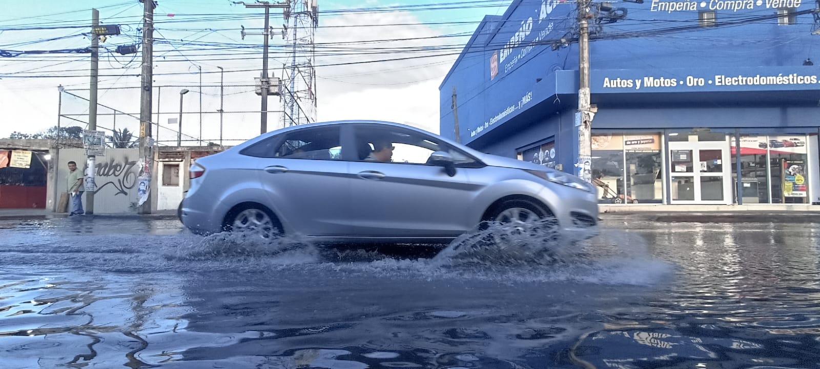 Aguas del Río Jamapa brotan en el centro de El Tejar