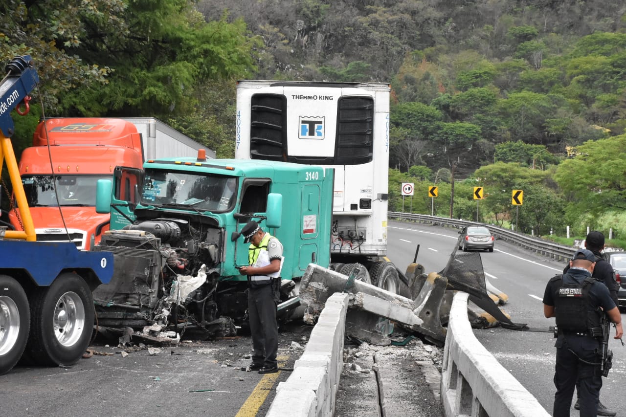 Tráiler choca contra muro de contención y base de puente en la autopista Orizaba-Puebla