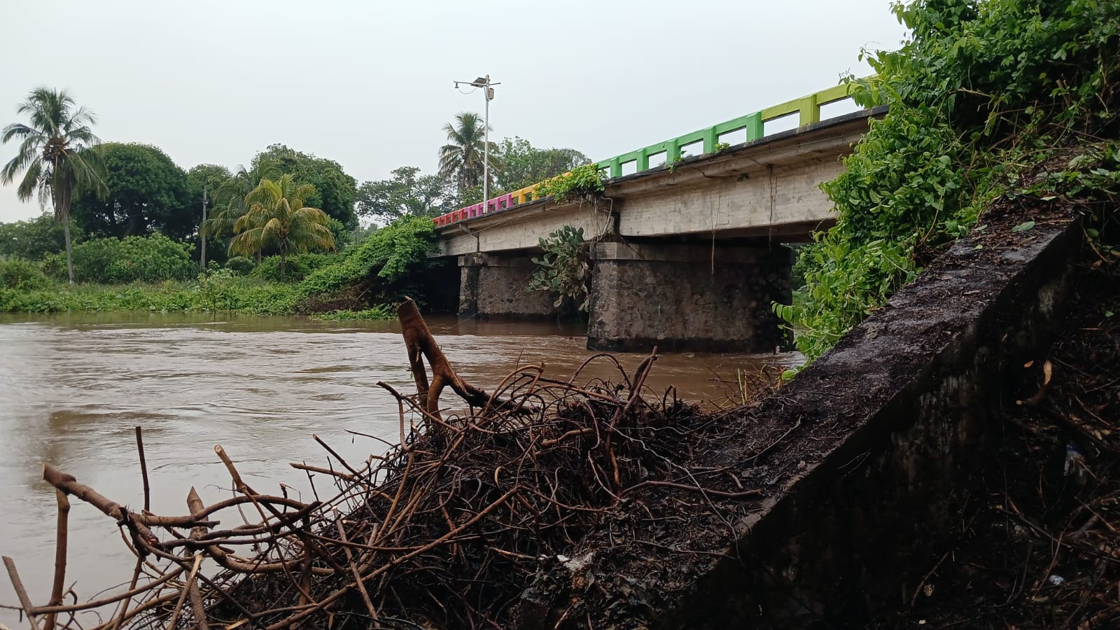Reportan desbordamientos ligeros por el río Cotaxtla en localidades de Medellín de Bravo