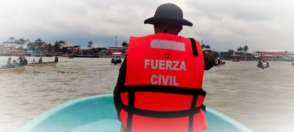 Rescatan a siete personas tras naufragio en la bocana del río Jamapa