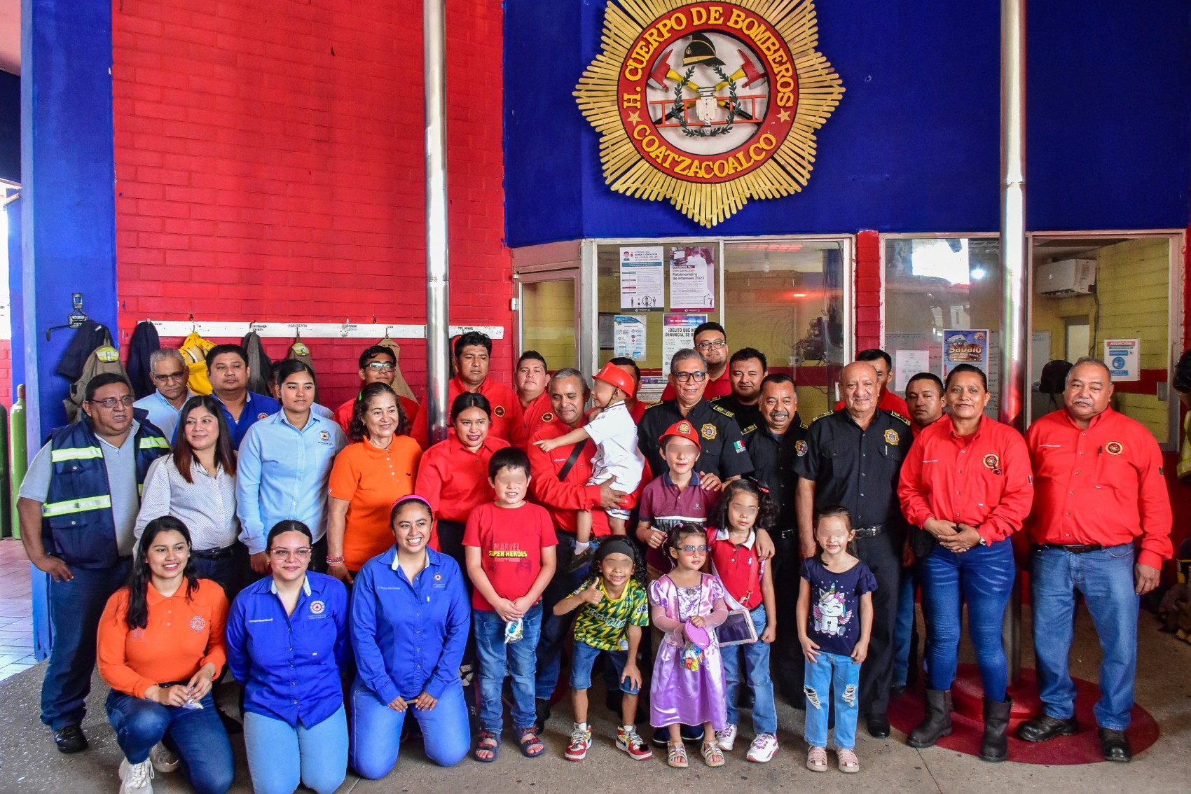 Niños sobrevivientes del cáncer se convierten en Bomberos por un día