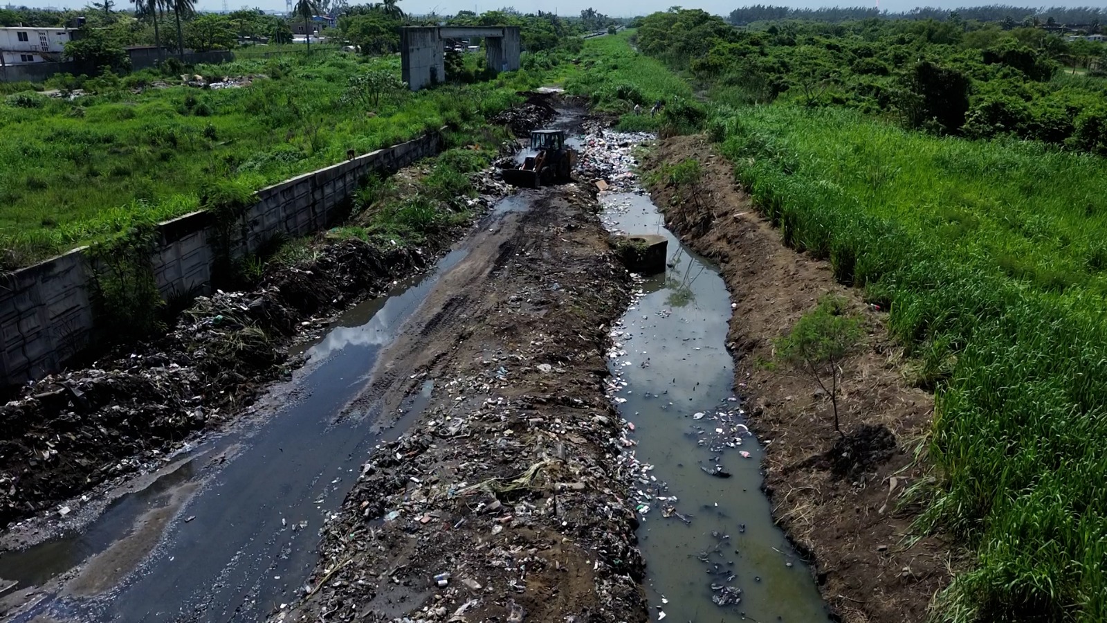 Limpian canal ‘Ciudad 2000’ que fue convertido en basurero clandestino