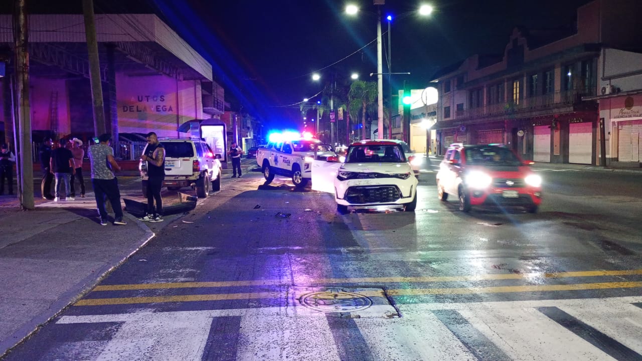 Chocan dos camionetas particulares en pleno centro de Orizaba