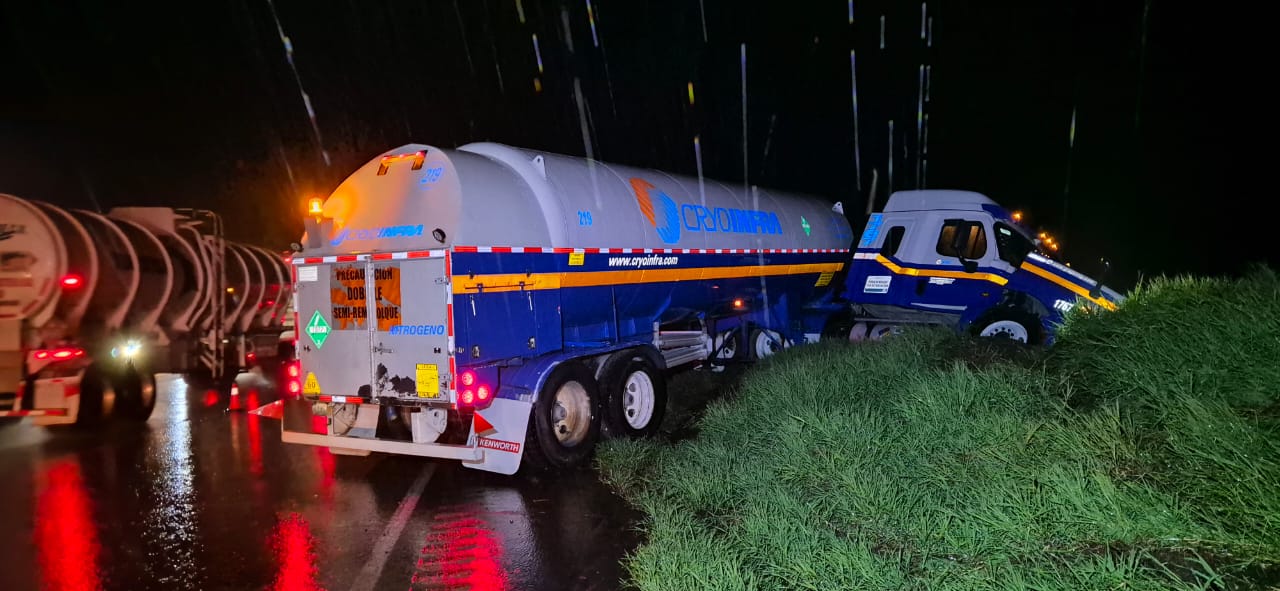 Tráiler se descuadra en las cumbres de Maltrata