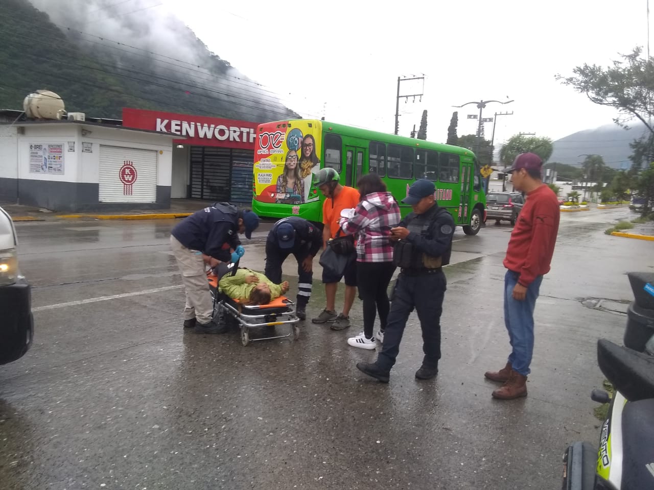 Atropellan a pareja de motociclistas en Río Blanco, responsable se da a la fuga
