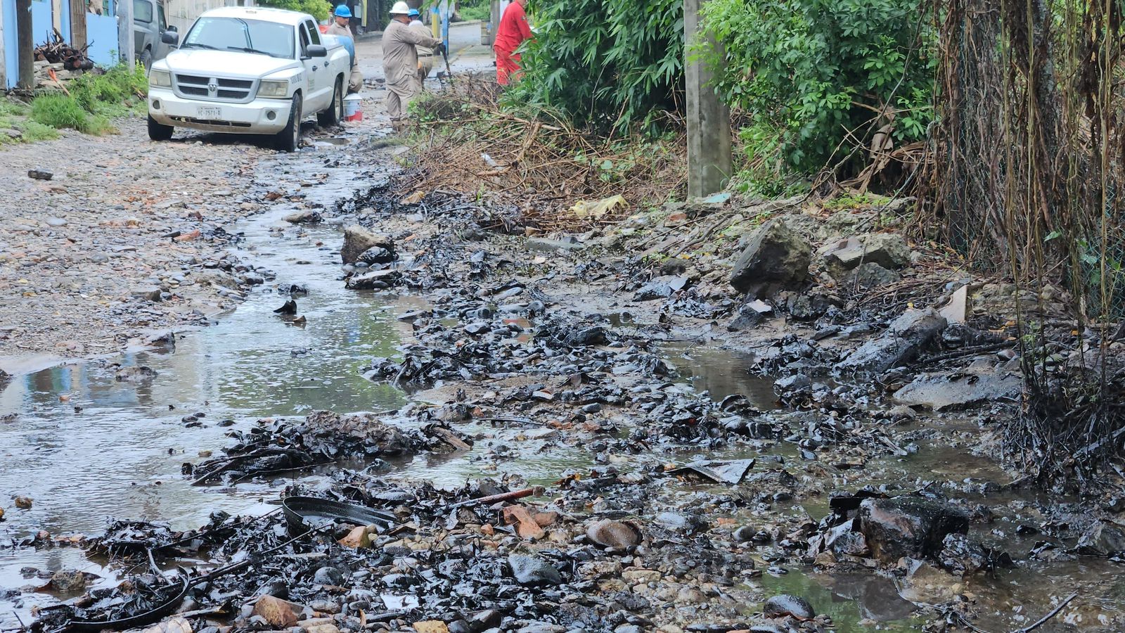 Continúan escurrimientos de hidrocarburo en colonias de Poza Rica