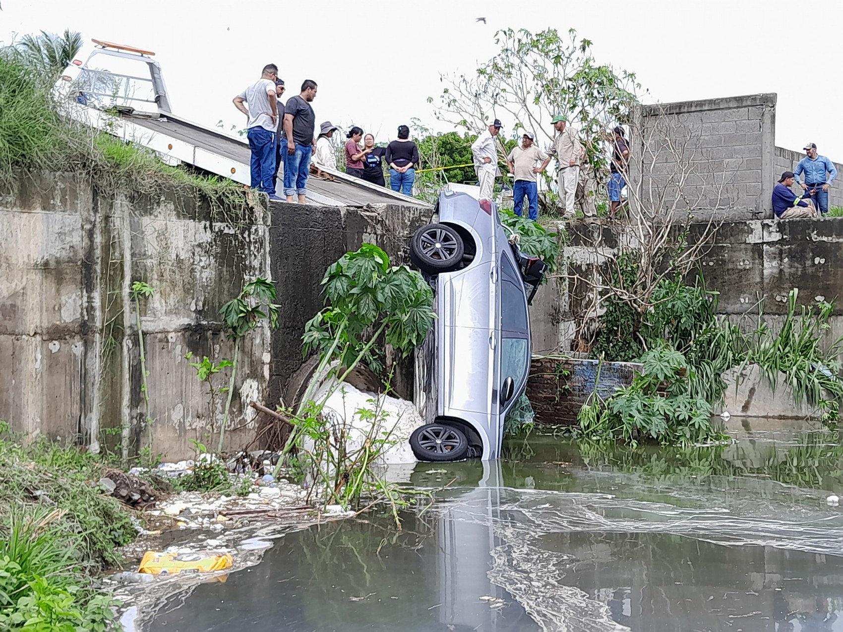 Era sacerdote el hombre que falleció al caer a canal de desagüe en Lomas 4 Veracruz