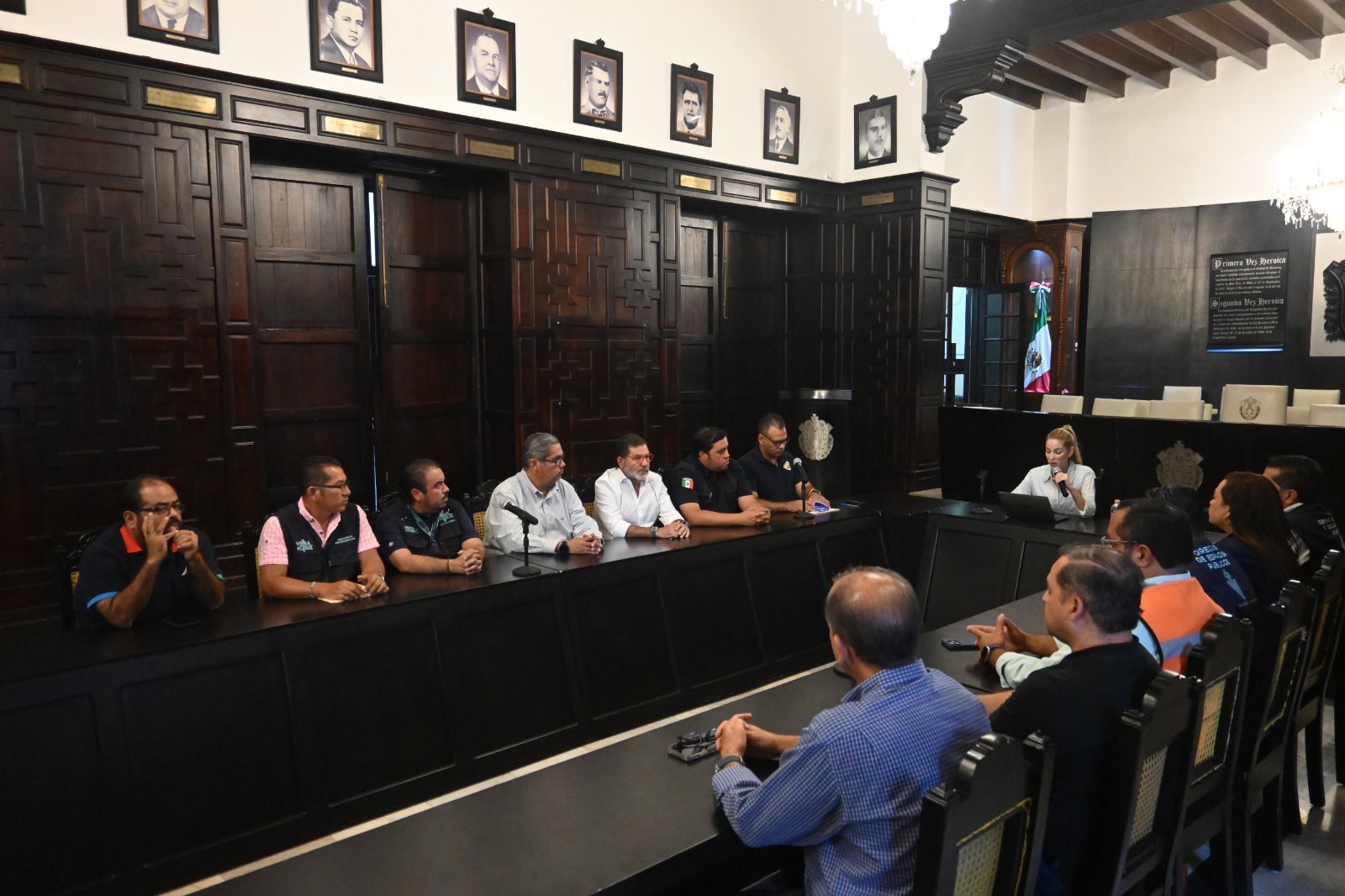 Lobeira de Yunes encabeza reunión con el Comité de Protección Civil para evaluar situación por la onda tropical 8