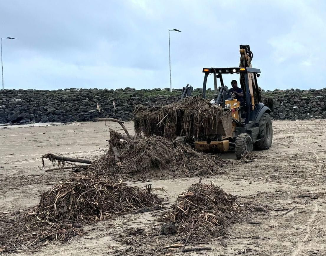 Por fin limpian palizada y basura en playas de Tuxpan