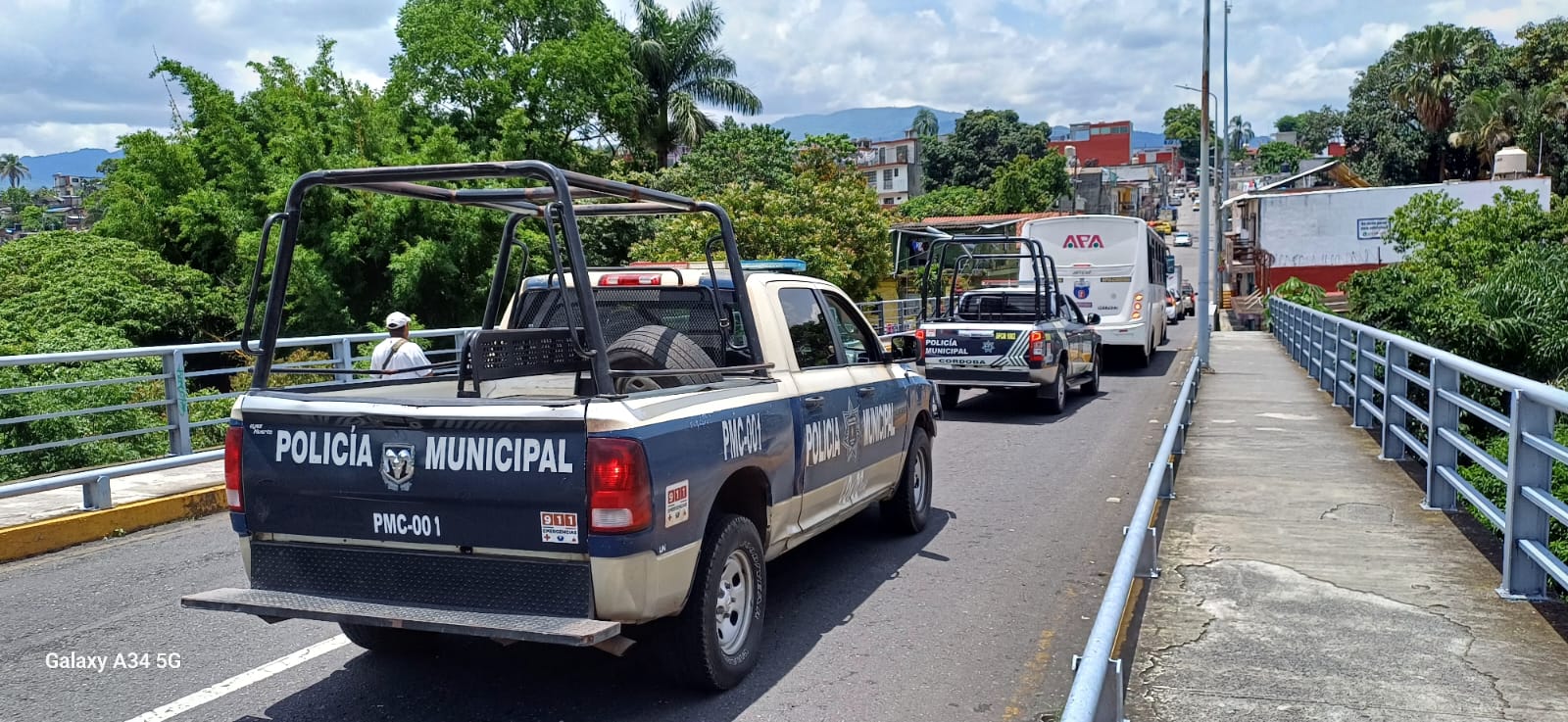 Joven mujer intenta arrojarse del puente del río San Antonio de Córdoba, ciudadanos lo impiden
