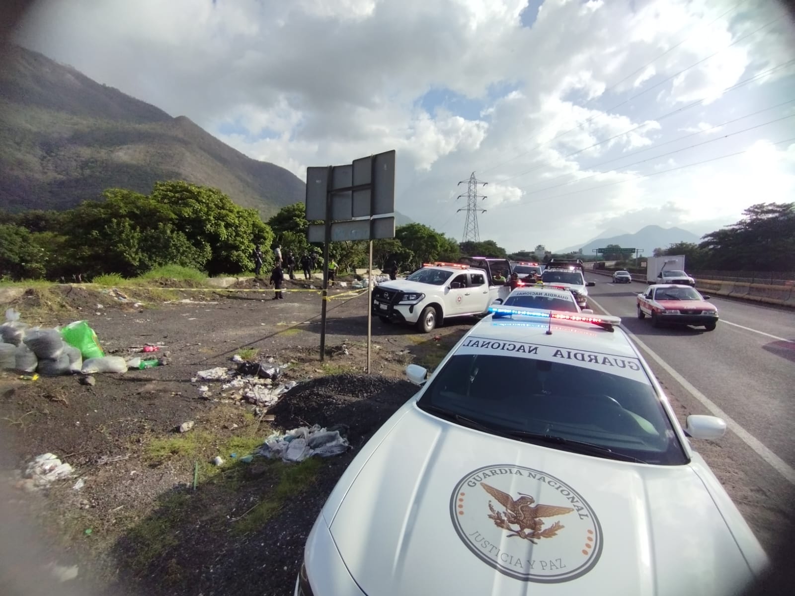 Mujer es asesinada por impactos de arma de fuego y abandonada en la autopista Orizaba-Puebla