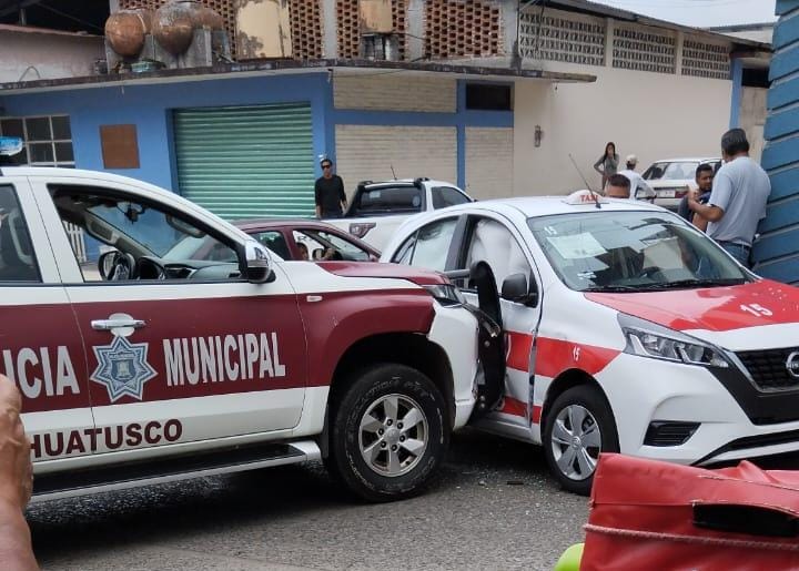 Dos lesionados en choque entre taxi y patrulla de la policía municipal de Huatusco