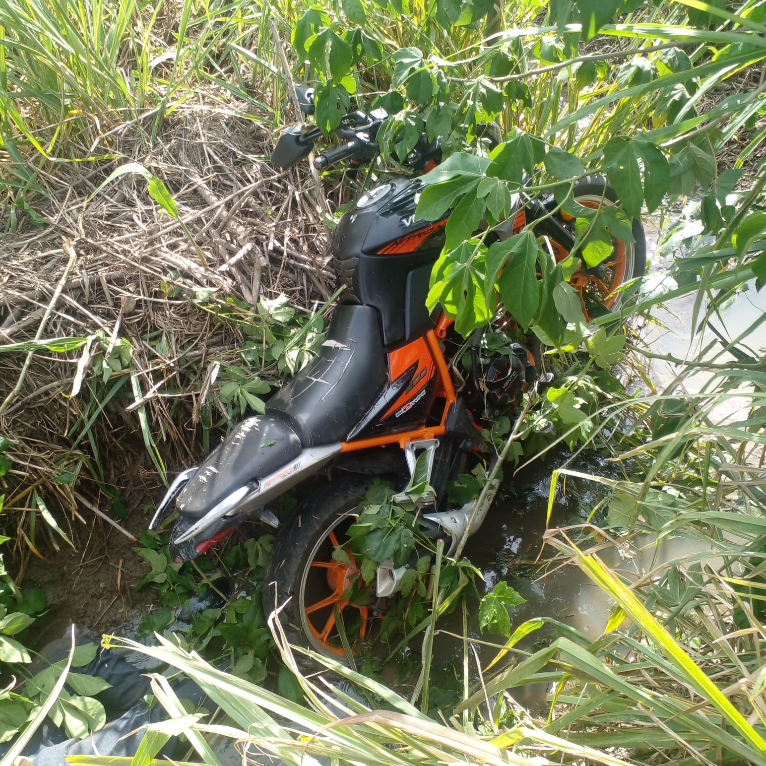 Motociclista muere al perder el control y terminar en un riachuelo en Ixtaczoquitlán