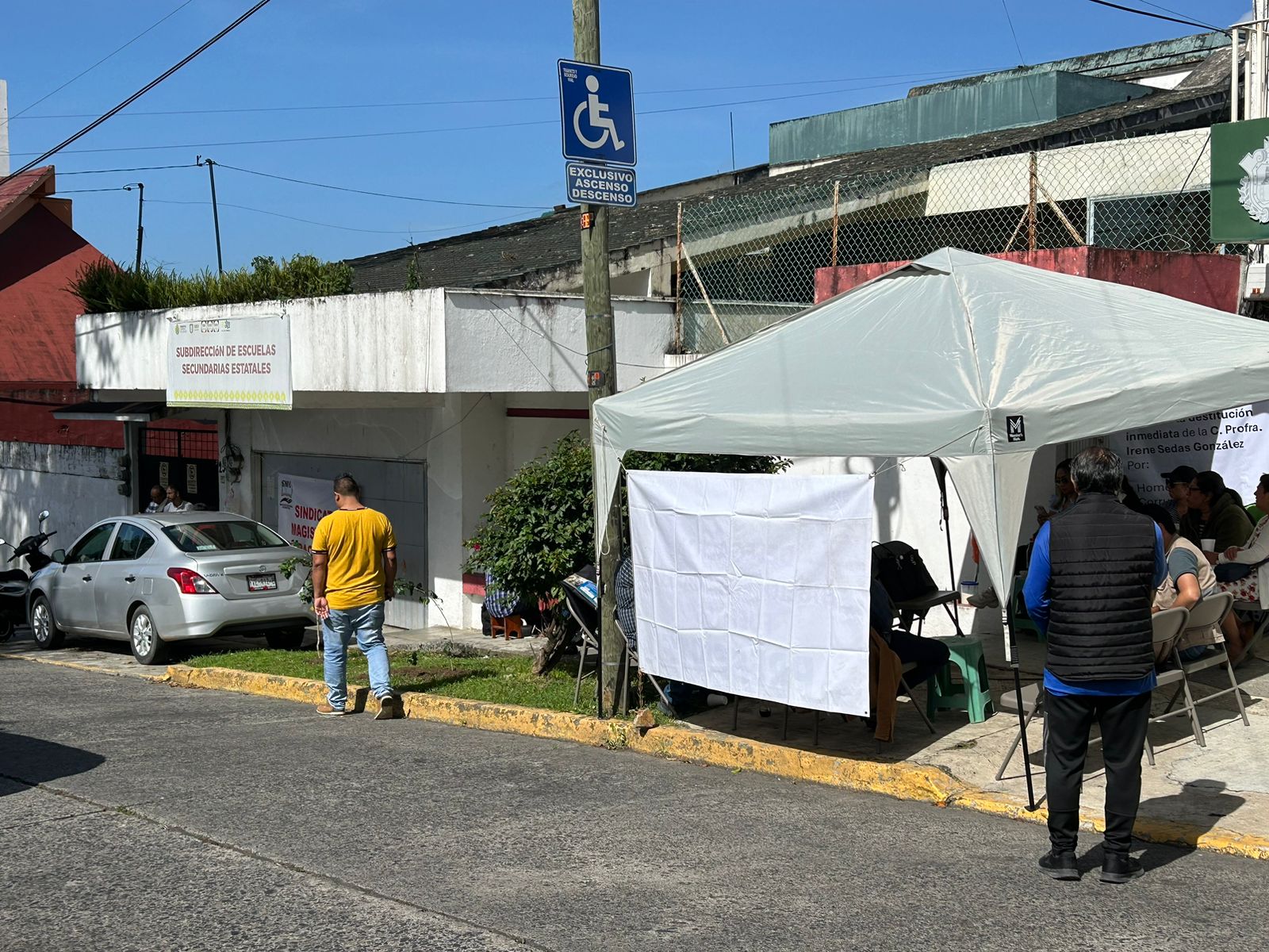 Docentes toman oficinas de telesecundarias estatales para denunciar presunto abuso laboral