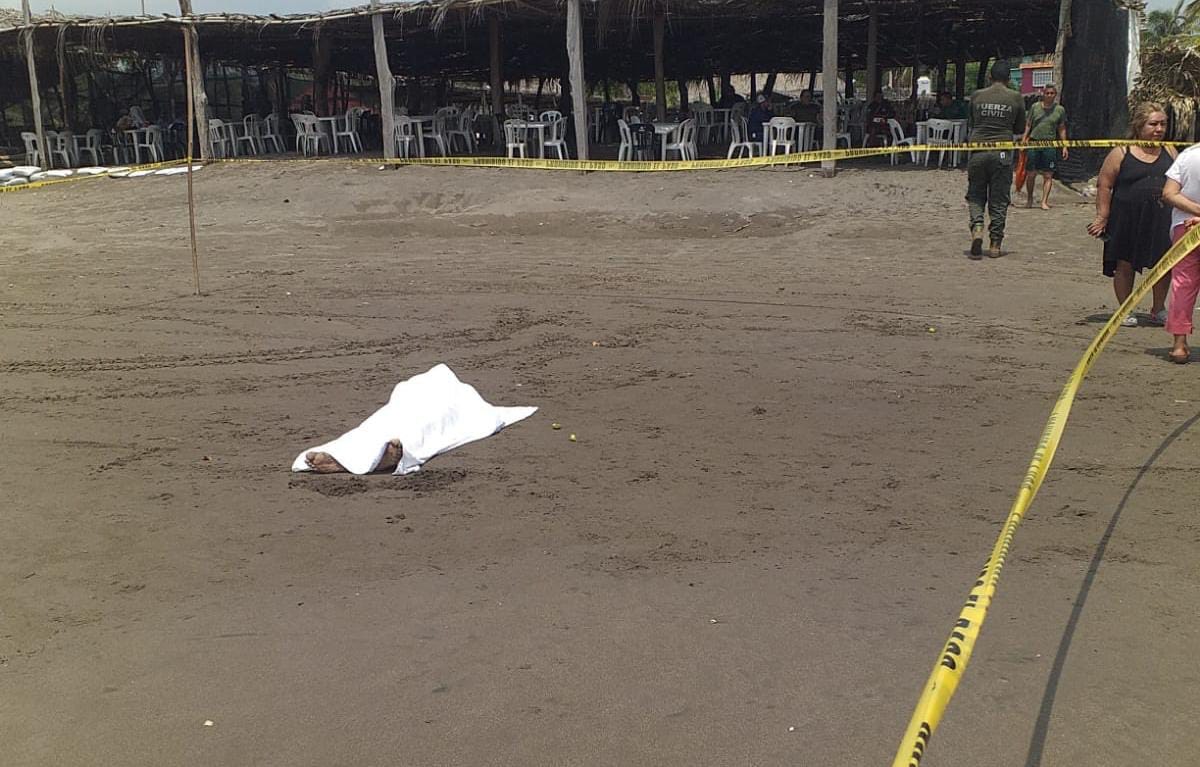Turista de Edomex muere ahogado en playa de Chachalacas