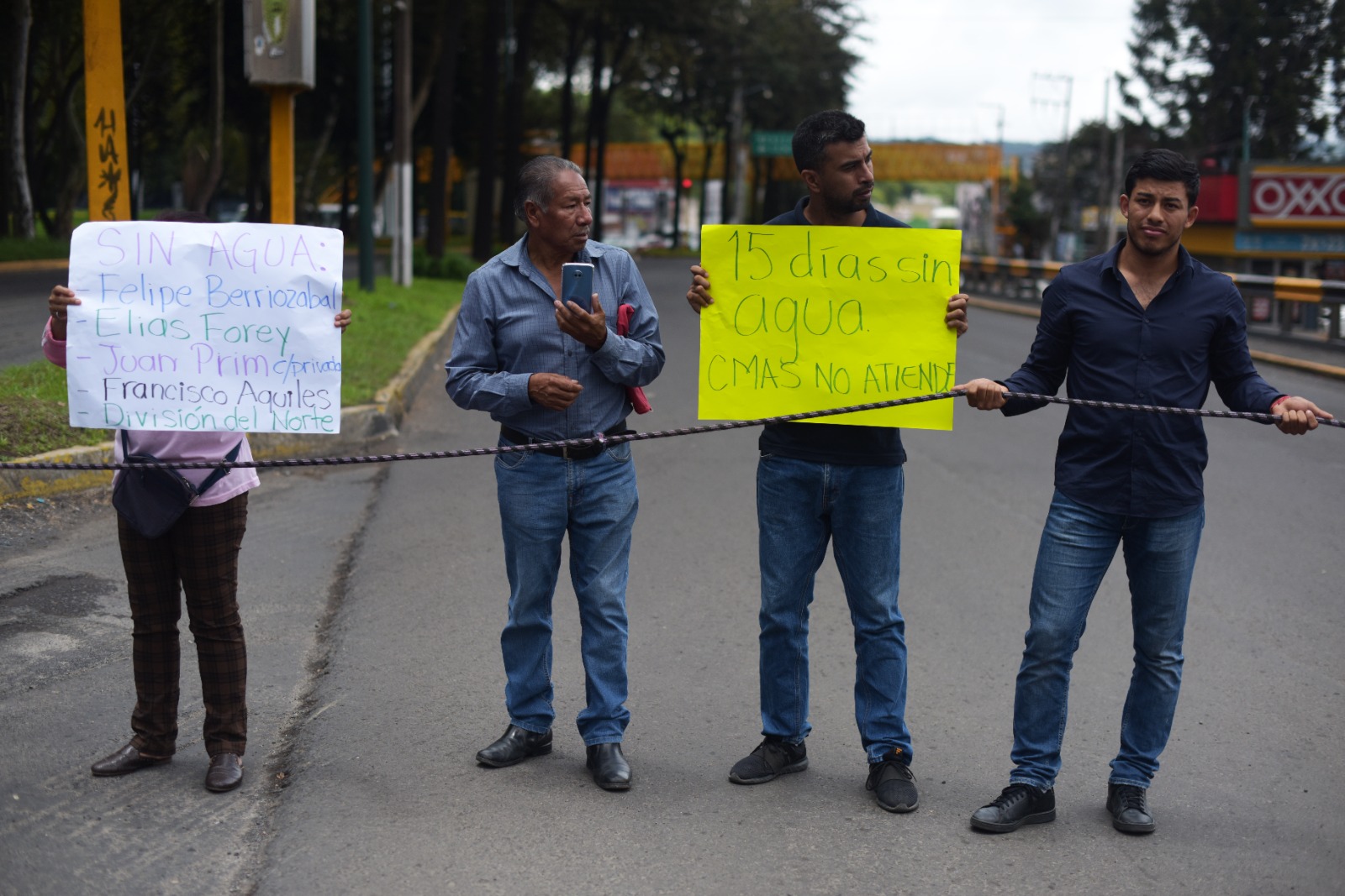 Falta de agua continúa en Xalapa, vecinos de la colonia Revolución cierran Lázaro Cárdenas