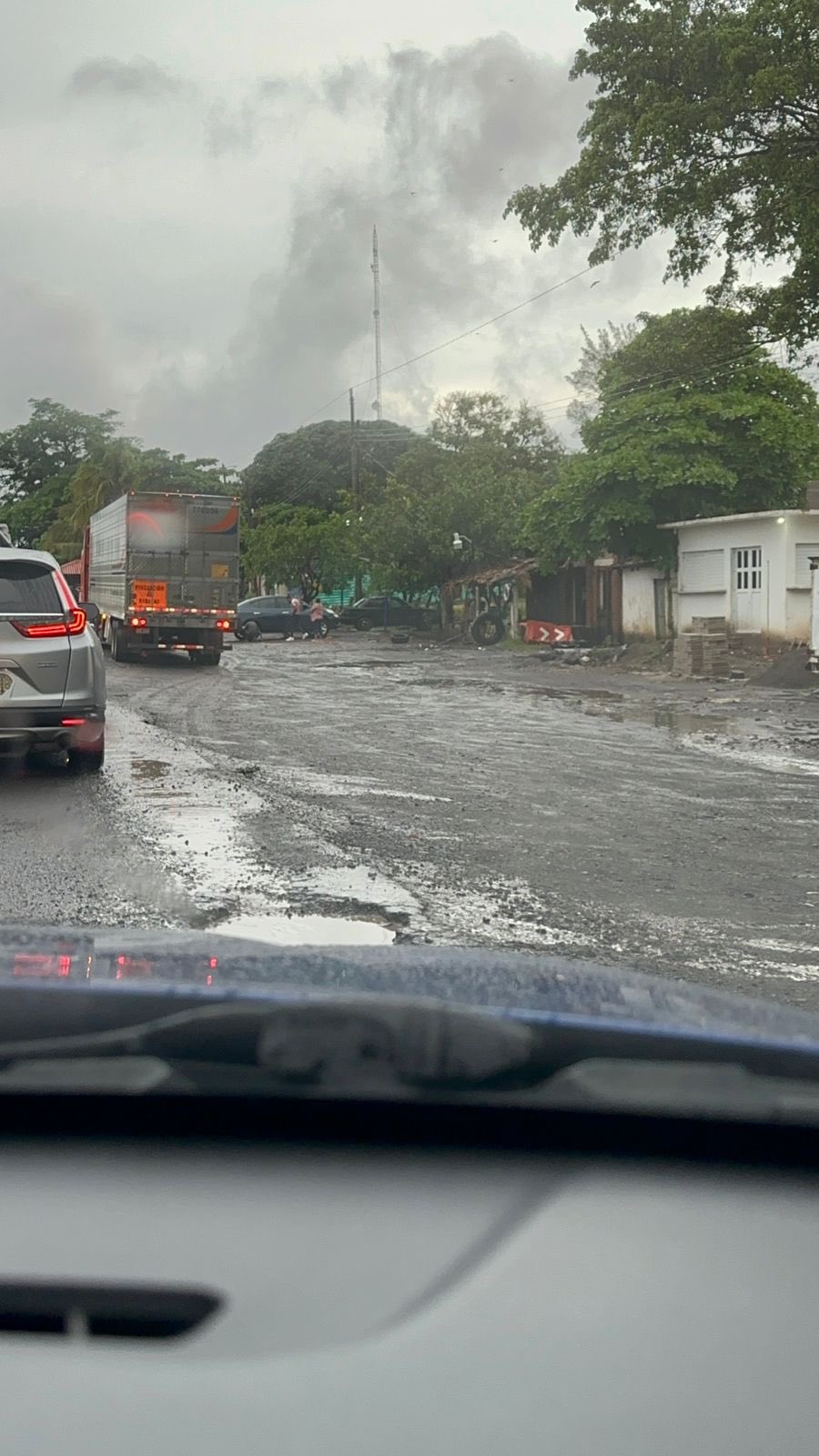 Automovilistas se quejan de la cantidad de baches en la carretera federal 180