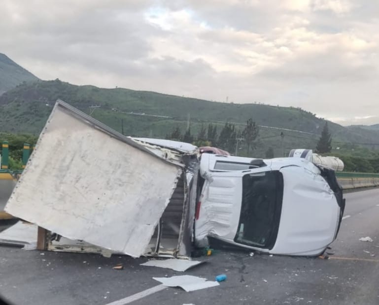Dos lesionados en choque y volcadura de camioneta en Balastrera, Nogales