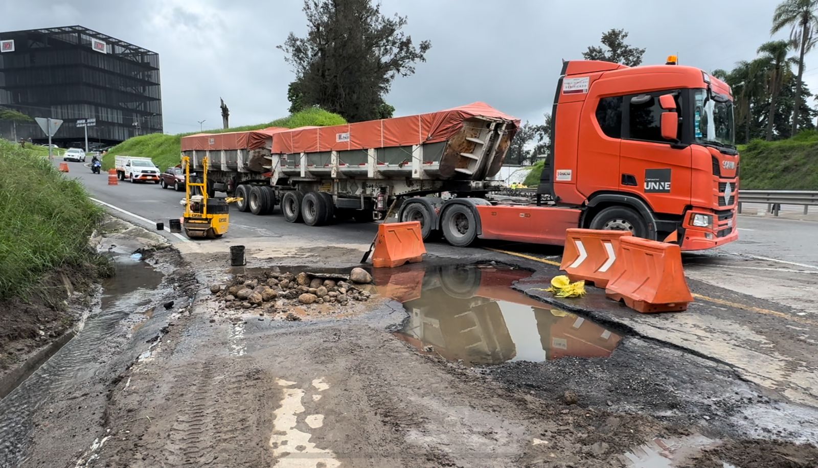 Socavones dejan varados a automovilistas en la autopista Córdoba-Orizaba