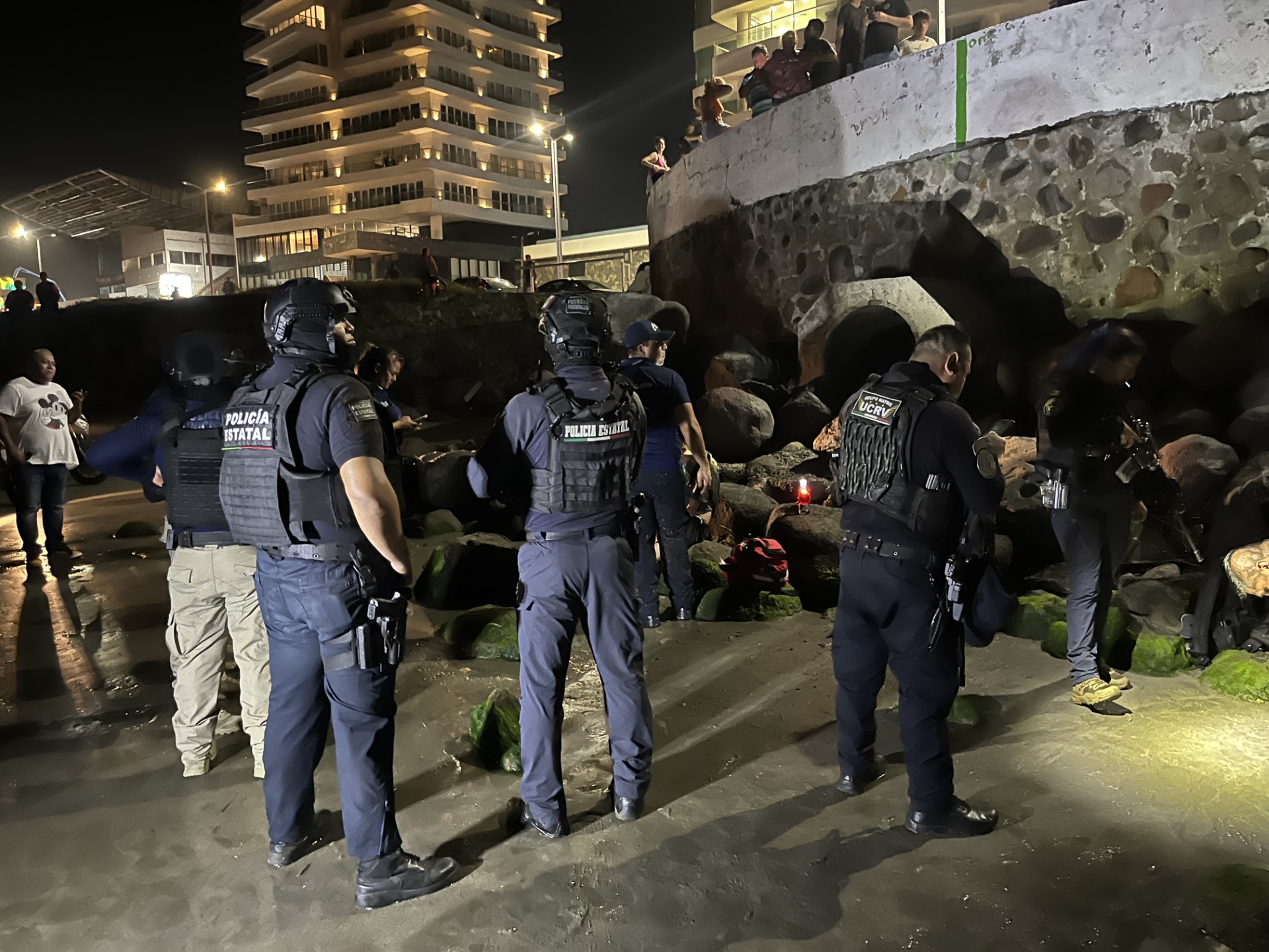 Policías rescatan a menor que se ahogaba en playa de Boca del Río