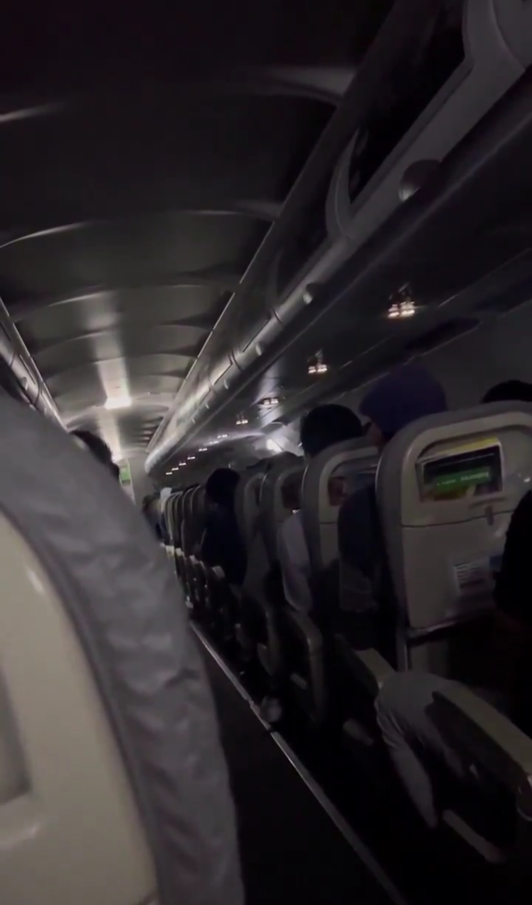 Viven momentos de terror pasajeros a bordo de vuelo de VivaAerobus por supuesta falla en motor
