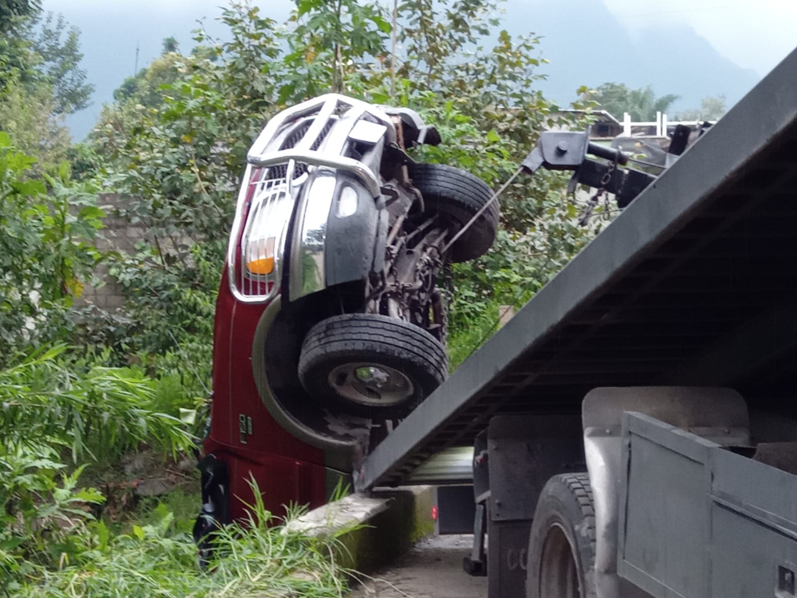 Camioneta cae al caudal del río Orizaba, no hay lesionados