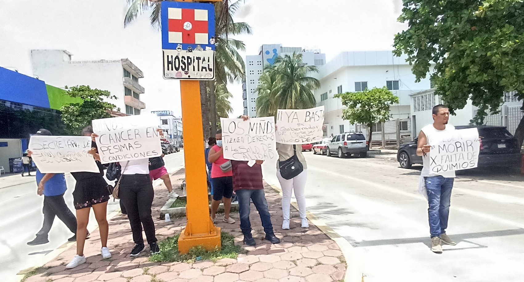 Bloquean vialidad para insistir en la reparación del aire acondicionado de la Torre Pediátrica