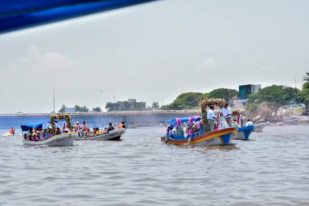 Boca del Río celebra a Santa Ana con misa, paseo acuático y el filete de pescado relleno de mariscos