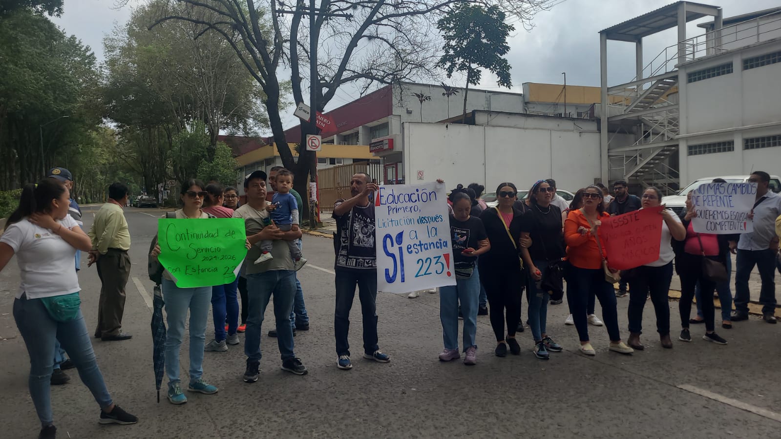 Toman por tercer día ISSSTE Xalapa para exigir reactivación de estancia infantil