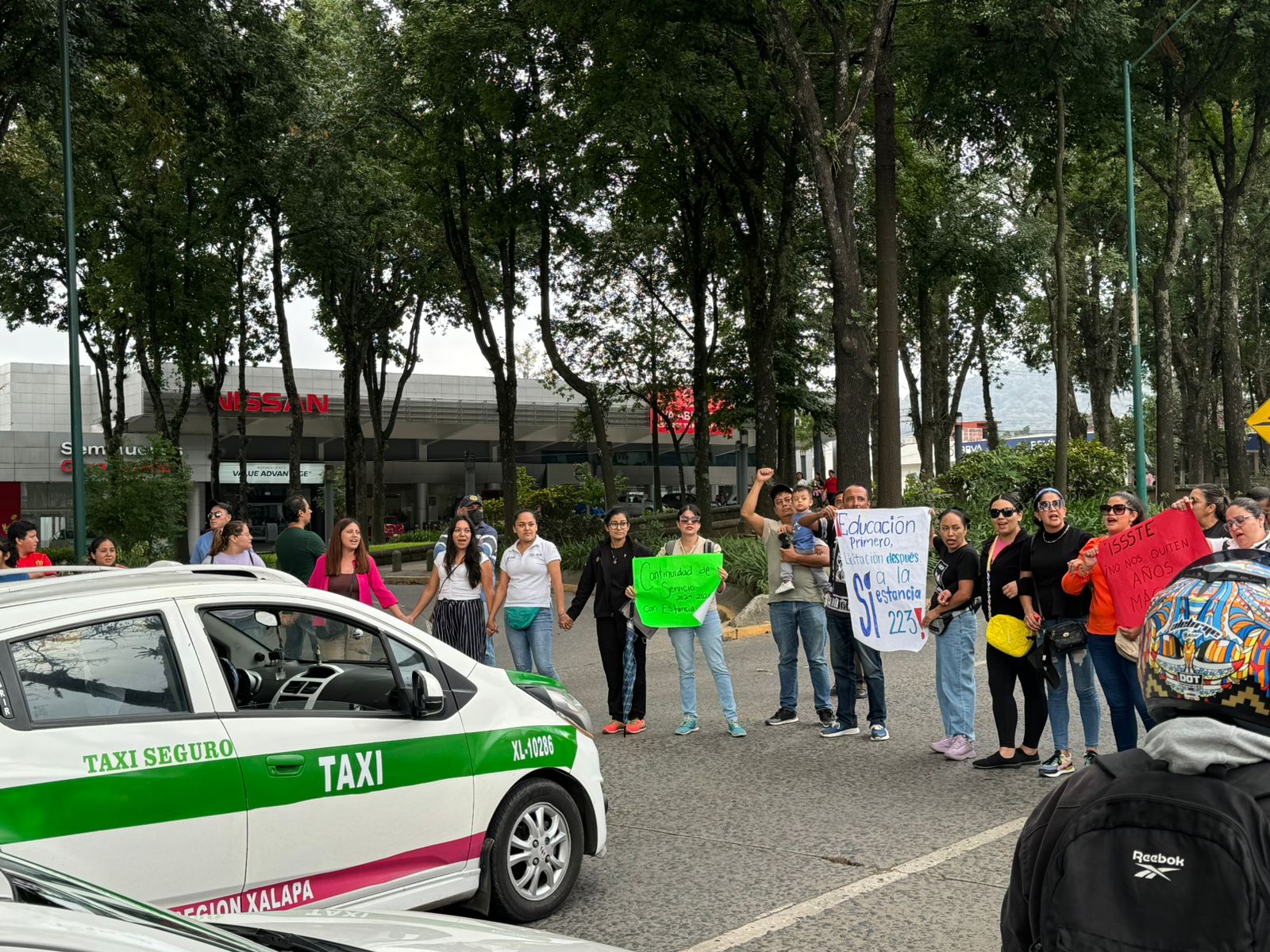 Derechohabientes del ISSSTE cierran Avenida Xalapa en protesta por cierre de estancia infantil