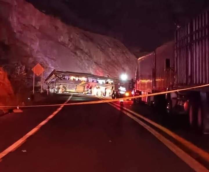 Cuatro fallecidos deja volcadura de autobús con destino a Edomex en la autopista 135D Oaxaca-Tehuacán
