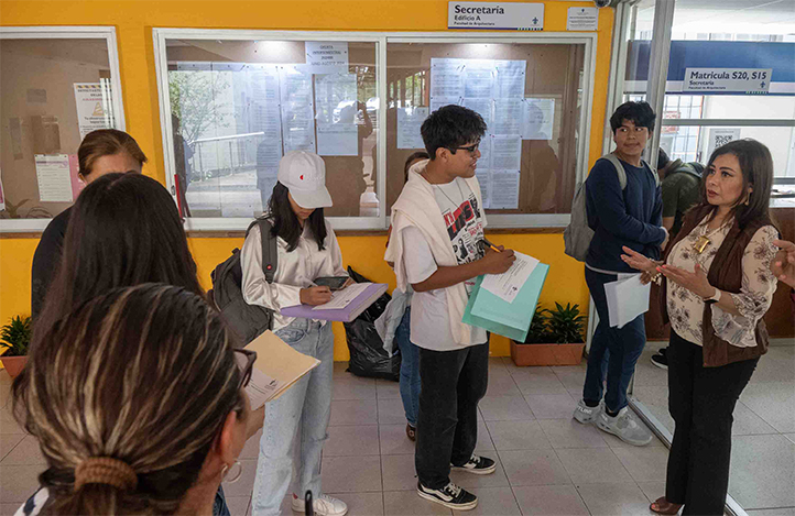 Estudiantes de nuevo ingreso se inscriben en la UV