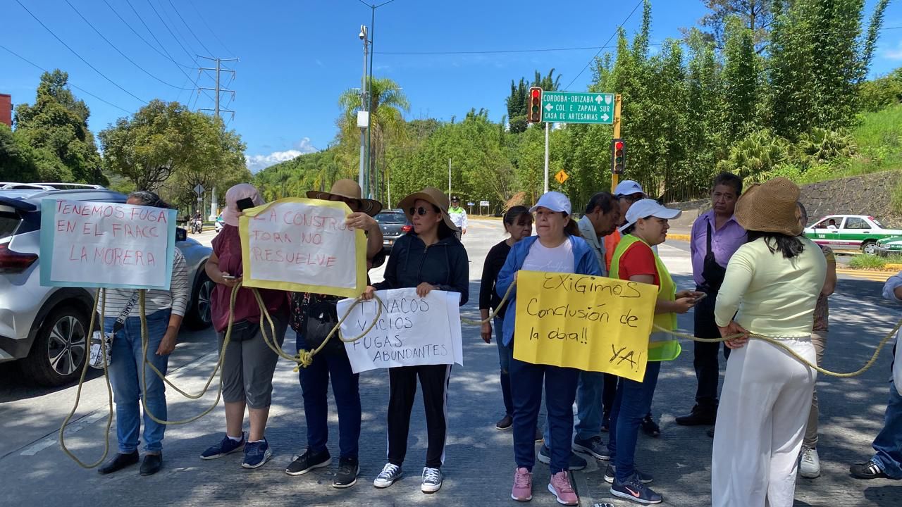 Retraso de obra deja sin agua a habitantes del Fraccionamiento Morera, bloquean Circuito Presidentes