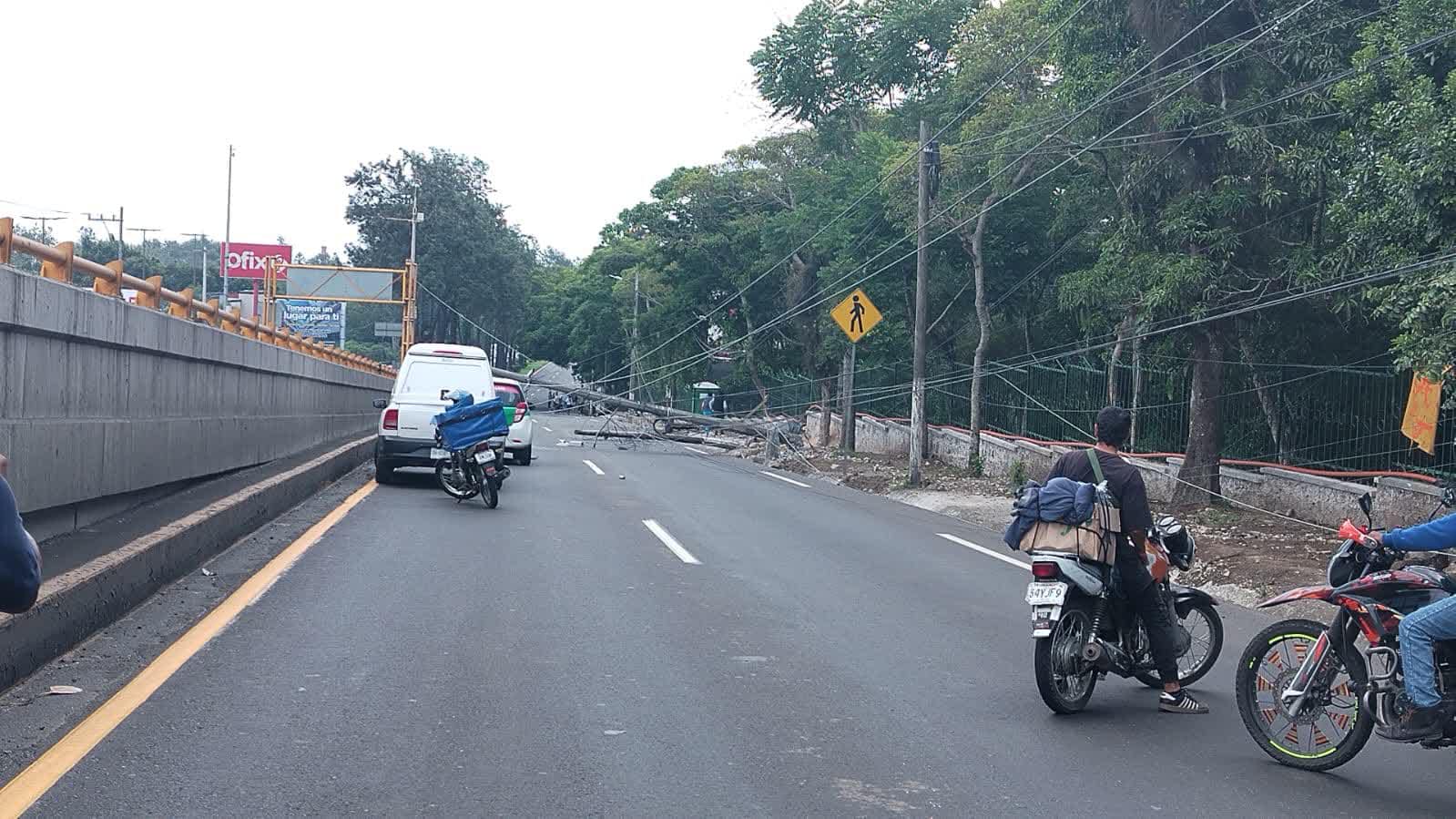 Cierran vialidad en la entrada y salida de Xalapa hacia Veracruz por derribo de poste