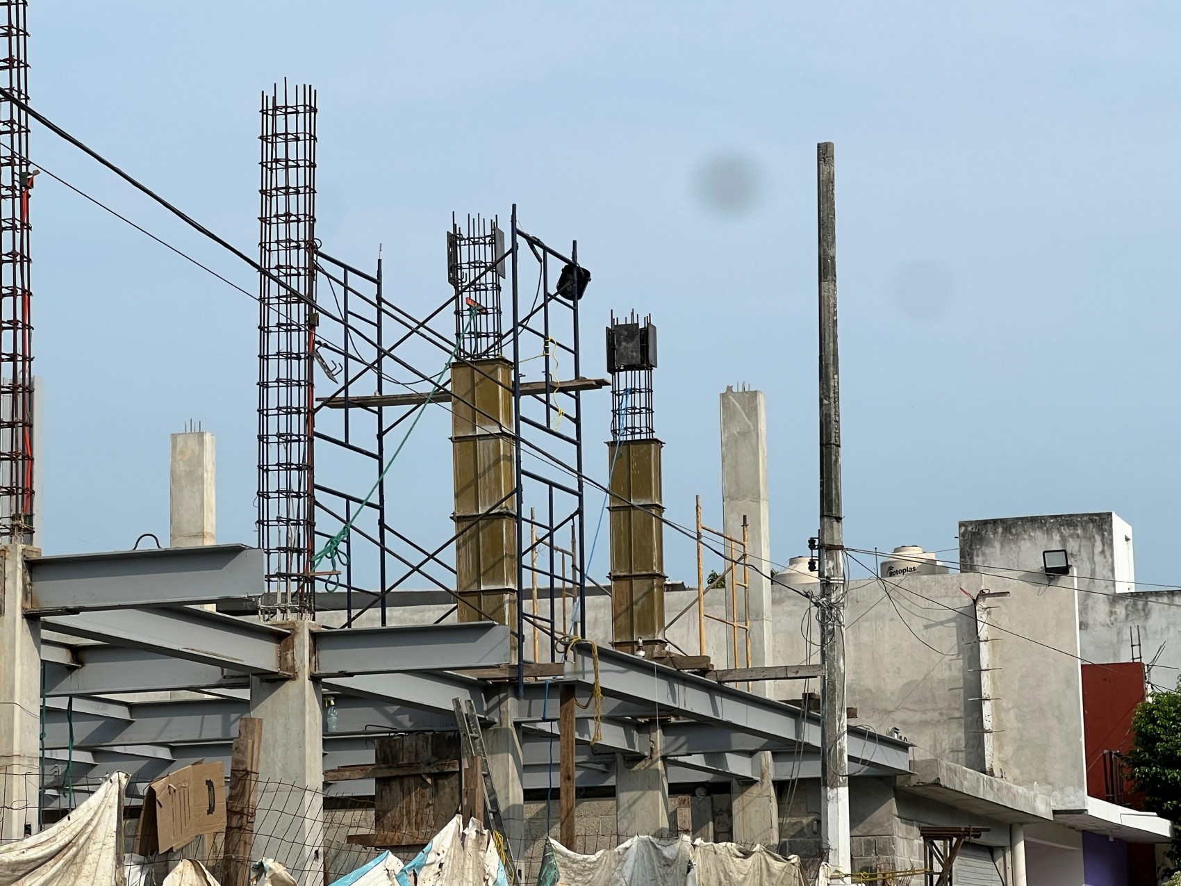 Obrero muere al recibir descarga eléctrica y caer de varios metros en Martínez de la Torre