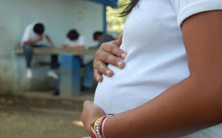 Riesgo de muerte en embarazos en menores de 15 años se eleva cinco veces: IMSS