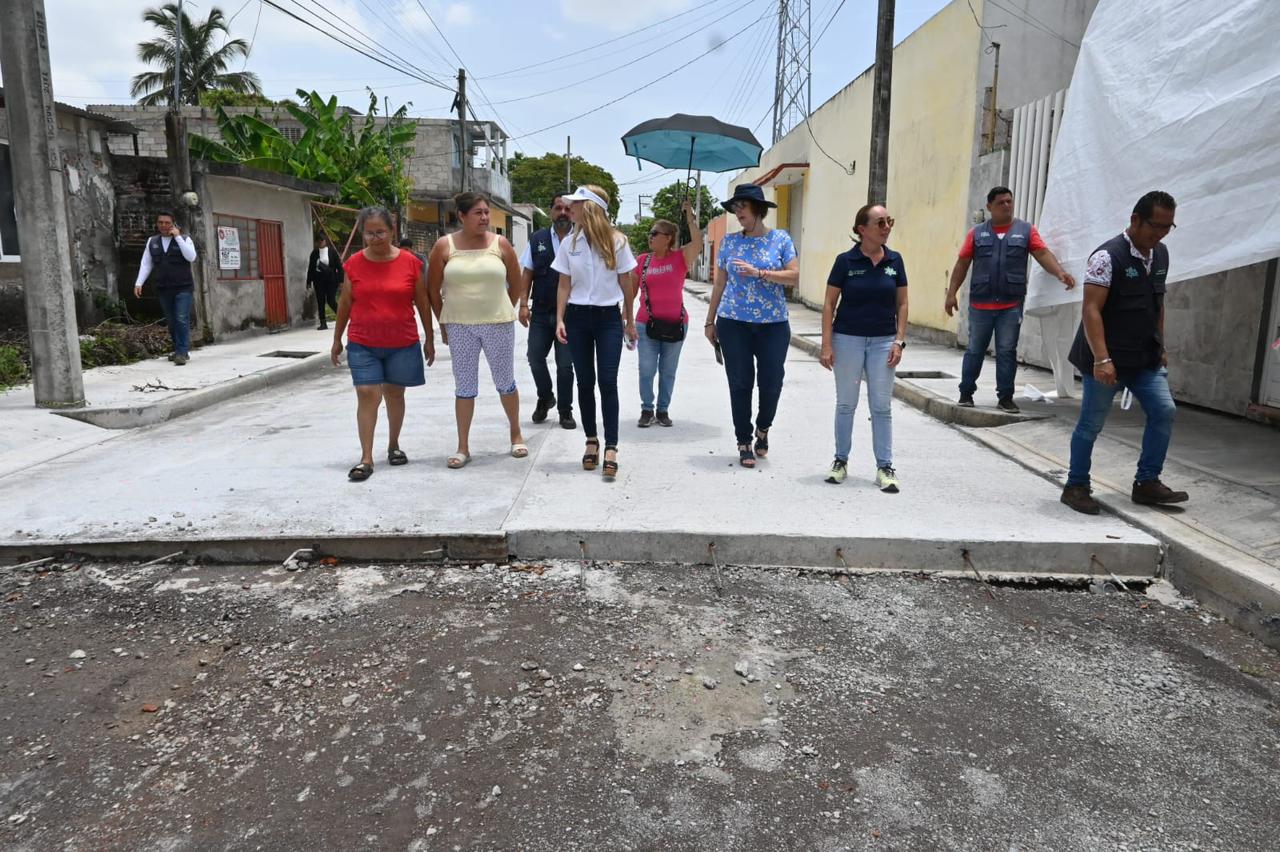 Supervisa Paty Lobeira la obra integral de pavimentación con concreto hidráulico en Circuito de la colonia Los Ríos