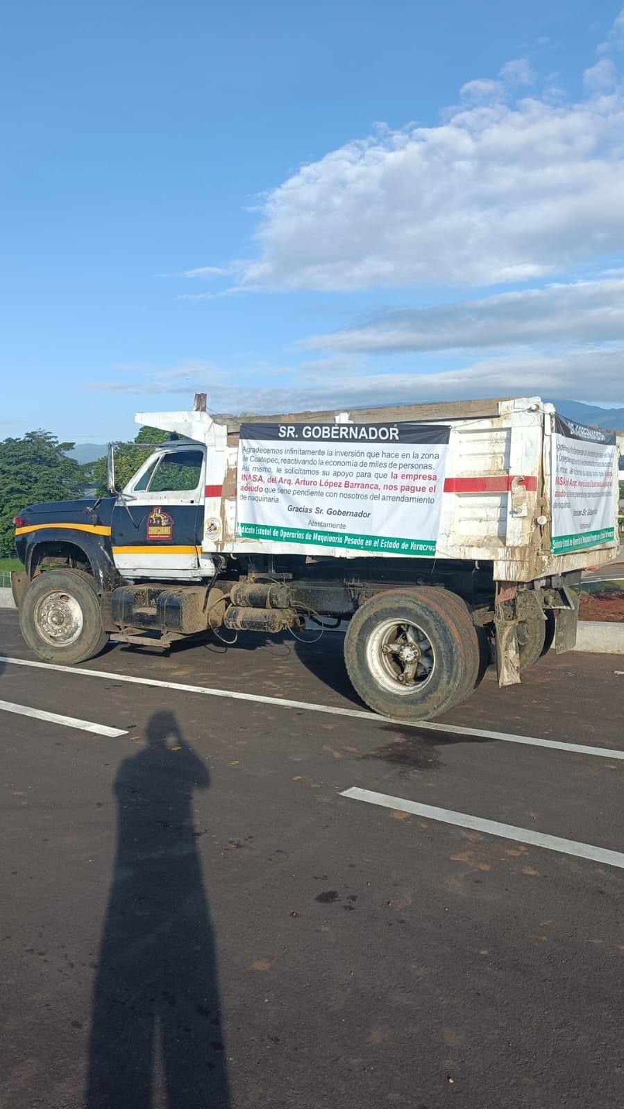 Denuncian que empresa que construyó libramiento de Coatepec adeuda 3 meses de renta de maquinaria
