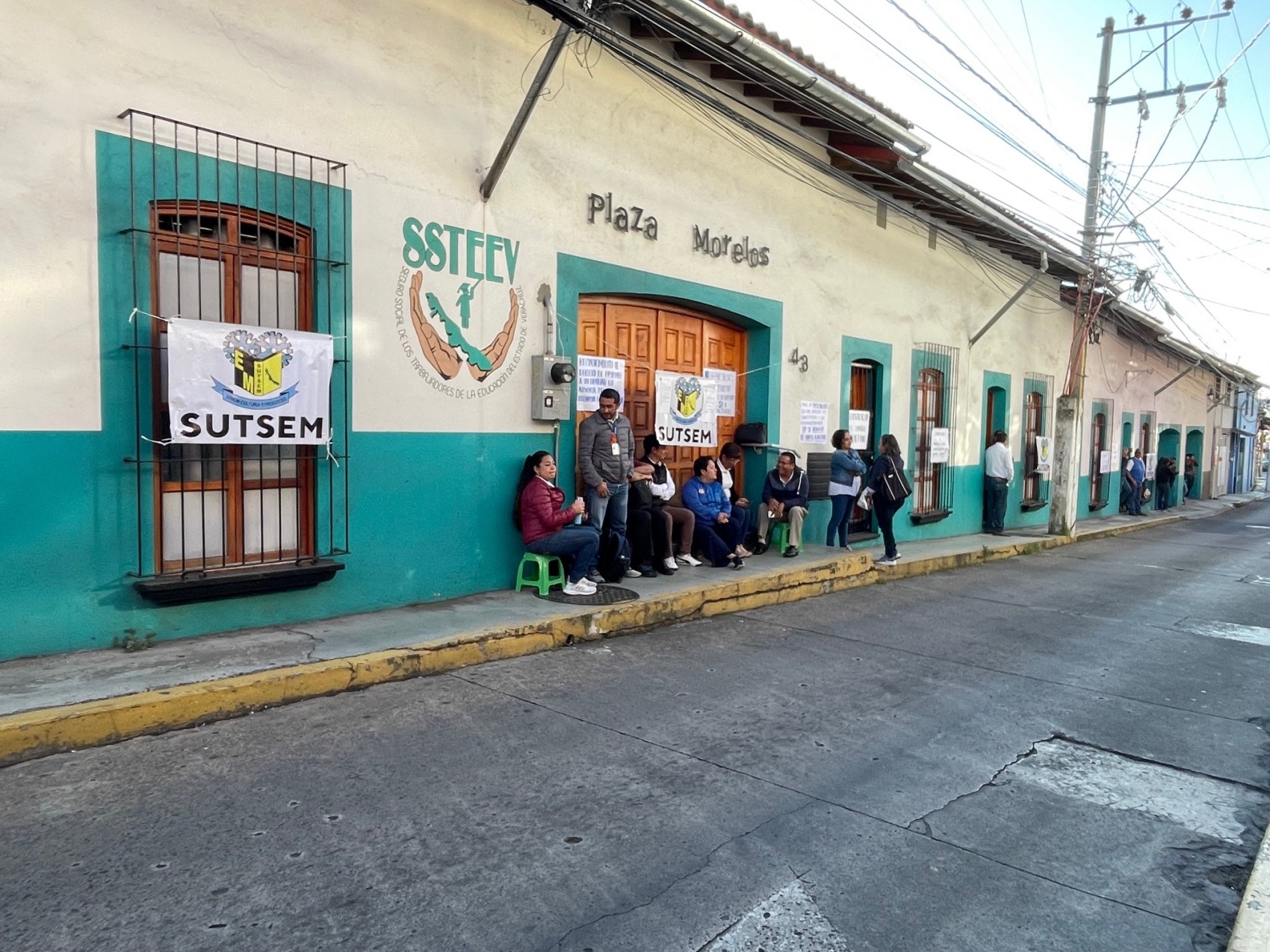 Sutsem toma instalaciones del Seguro del Magisterio, exige reinstalación de docente