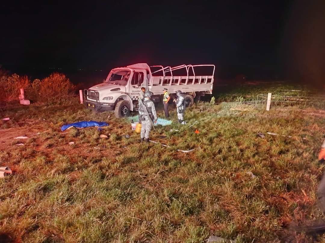Vuelca camión de Guardia Nacional en autopista Cuatnopalan-Oaxaca, un muerto y 21 heridos