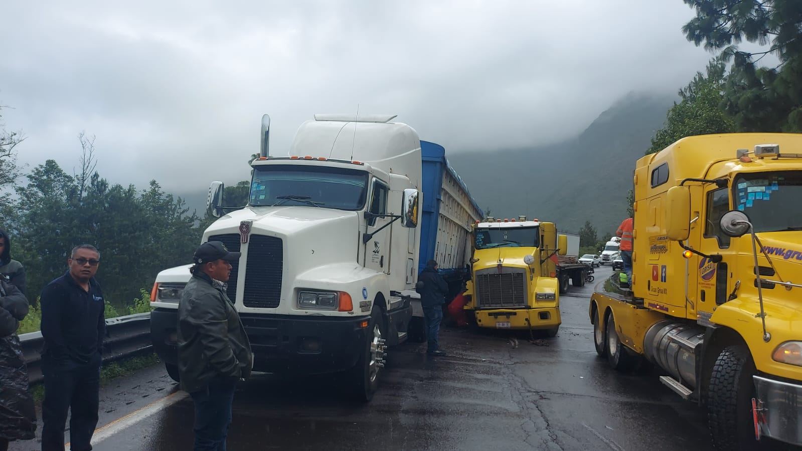 Carambola de tres tráileres en las cumbres de Maltrata
