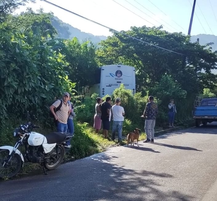 Cuatro lesionados al salirse autobús de la carretera Córdoba-Tomatlán