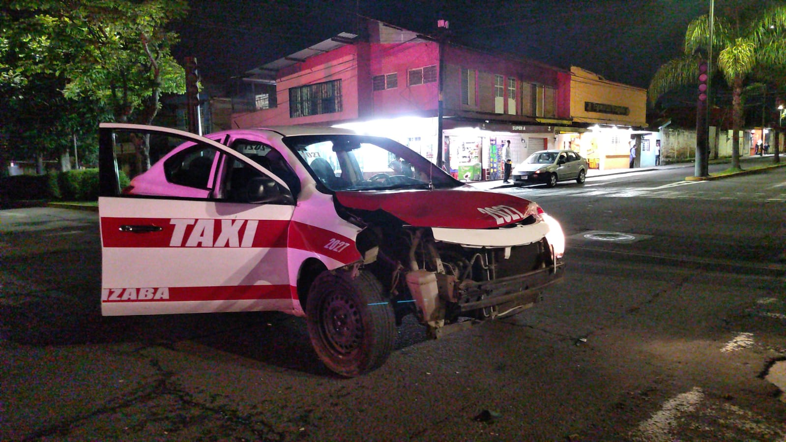 Taxi atropella a moto-repartidor en Orizaba