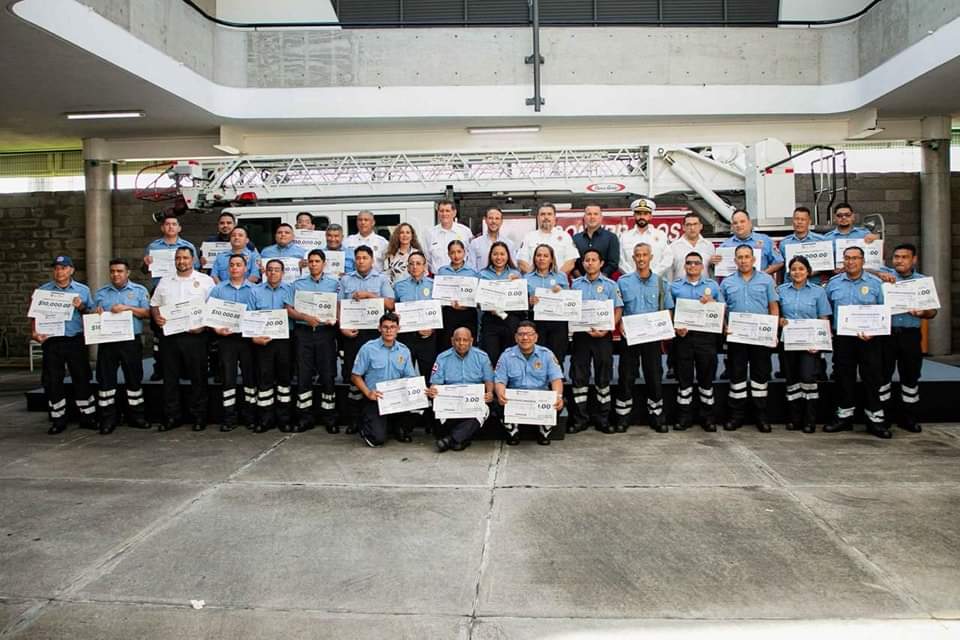 Unánue entrega bono a los Bomberos Conurbados como reconocimiento a su labor en Boca del Río